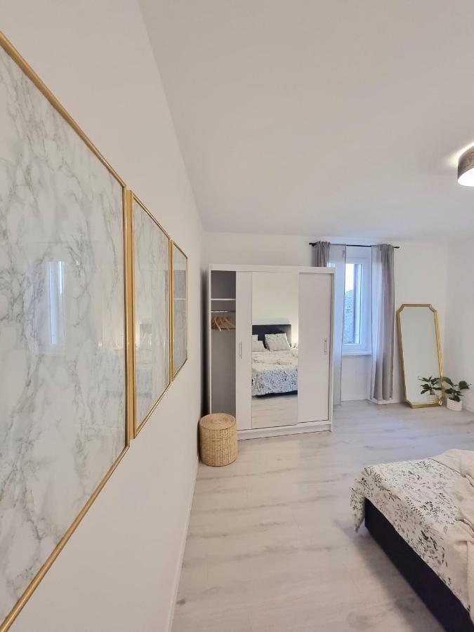 Un Ami Apartment Пула Екстериор снимка